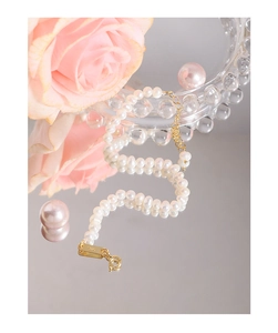 Dettaglio macro della chiusura in argento S925 e perle naturali su un bracciale elegante