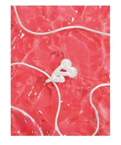 Gros plan du pendentif cerise minimaliste en argent sur une chaîne serpent chic