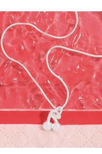 Gros plan d'un pendentif cerise en argent S925 sur une chaîne serpent fine pour femmes