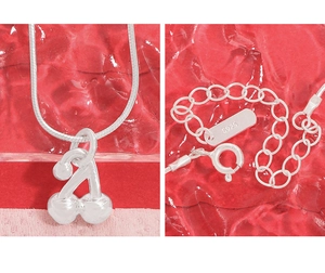 Détail du pendentif cerise en argent S925 et du fermoir à ressort avec gravure du poinçon