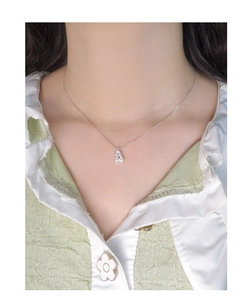 Gros plan d'un pendentif cerise en argent S925 sur une chaîne serpent minimaliste