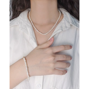 Set collana e bracciale in argento S925 con perle naturali indossato da una modella