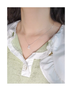Gros plan sur le collier cerise minimaliste en argent sterling S925 sur le cou d'un modèle