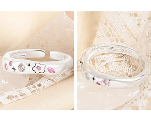 Detail view of S925 sterling silver ring with floral zircon inlay and S925 hallmark stamp