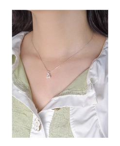 Détail du collier cerise en argent sur chaîne serpent porté au cou d'un mannequin