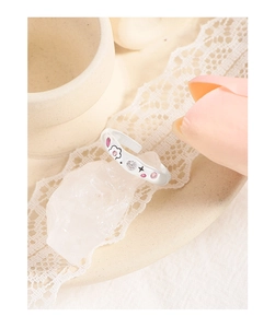 Detail of S925 silver ring featuring micro-set zircon and charming floral patterns