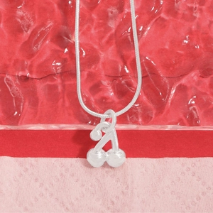 Élégant collier cerise en argent sterling S925 avec une chaîne serpent au design minimaliste