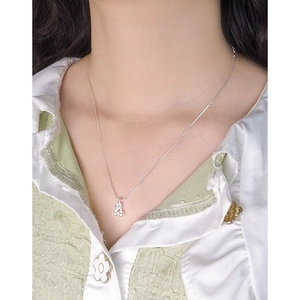 Collier cerise minimaliste en argent S925 sur mannequin avec haut vert pastel