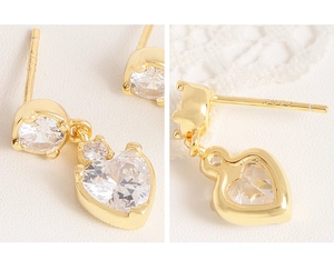 Vue détaillée des boucles d'oreilles cœur en argent S925 avec zircon et placage en or