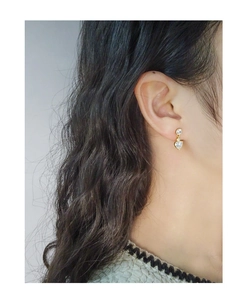Gros plan de boucles d'oreilles en zircon en forme de coeur plaquées or