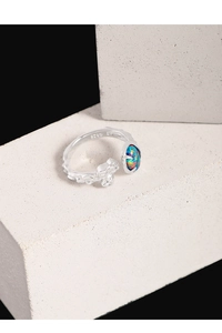 Makrofoto S925 Sterlingsilber Schmetterlingsring mit Textur und schillerndem Opalstein