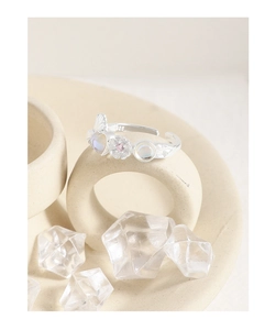 Macro shot of S925 silver ring featuring floral bow design and pink heart gemstone