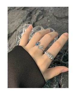 Makroansicht von S925 Silberringen mit blauem Opal und Kreuzdesign-Merkmalen
