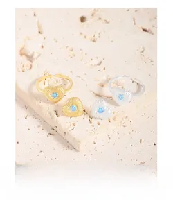 Détails de l'ensemble de bijoux en forme de cœur avec zircon bleu en or et argent