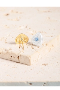 Vue détaillée des boucles d'oreilles cœur avec pierre bleue et poinçon argent S925