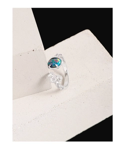 Makroaufnahme von S925 Sterling Silber Ring mit schwarzem Opal und Mikro-Pave-Verzierung