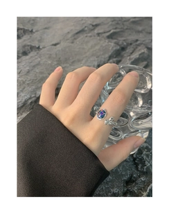 Detailaufnahme eines unregelmäßigen S925 Silberrings mit blauem Opal an der Hand