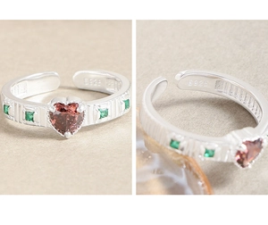 Detail view of S925 silver ring featuring heart zircon and engraved striped band