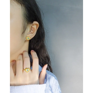 Parure de bijoux cœur dorée avec bagues et boucles d'oreilles en zircon bleu étincelant