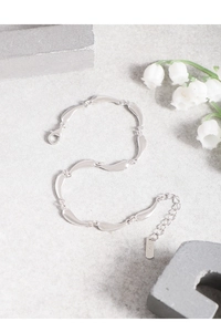 Macro detail of S925 sterling silver wave chain with lobster clasp and extension