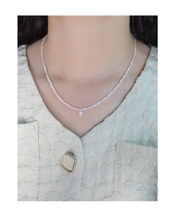 Gros plan du collier en argent sterling S925 avec pendentif en zircone cubique brillant