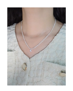 Détail d'un collier en argent S925 avec pendentif en zircon étincelant sur un modèle