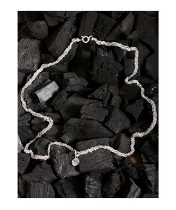 Détail d'un collier à chaînes multicouches en argent S925 avec pendentif en zircon