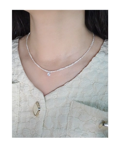 Gros plan du collier en argent S925 avec pendentif zircon rond sur mannequin