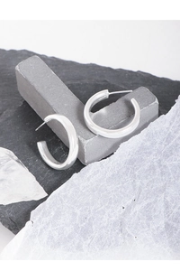 Gros plan de boucles d'oreilles créoles en argent S925 avec finition miroir polie