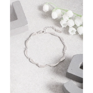 Elegant S925 sterling silver wave link bracelet for women with minimalist curved leaf design