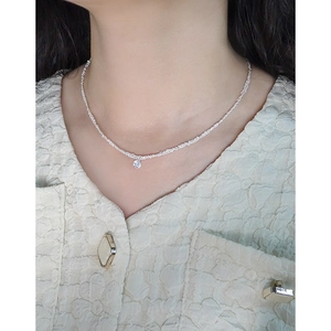 Collier élégant en argent avec pendentif en zircon porté par un mannequin