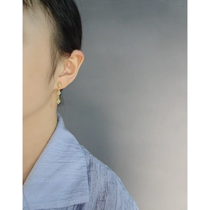 Elegant gold S925 silver long drop earrings with triple rhombus geometric design on model