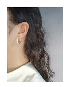 Créoles en argent sterling S925 polies présentées en gros plan latéral sur un mannequin