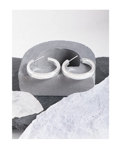 Vue détaillée de créoles épaisses en argent sterling S925 poli en forme de C