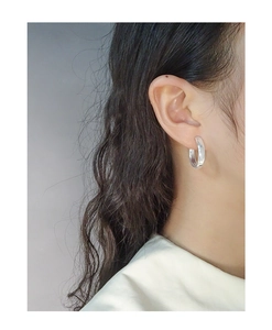 Créole épaisse en argent sterling S925 poli portée à l'oreille au style minimaliste