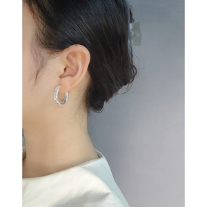 Boucles d'oreilles créoles minimalistes en argent S925 avec finition polie sur modèle