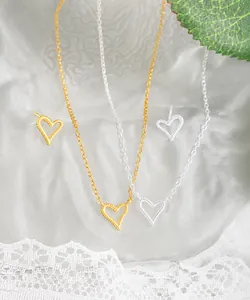 Nahaufnahme von S925 Sterlingsilber Halsketten mit hohlem Herz in Gold/Silber