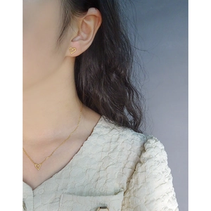 Minimalistisches S925 Silber Set mit hohlem Herzanhänger und Ohrringen in Gold-Finish