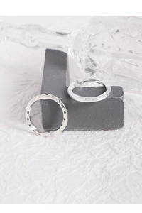 Détail du poinçon S925 sur la bague Mobius minimaliste en argent avec étoile