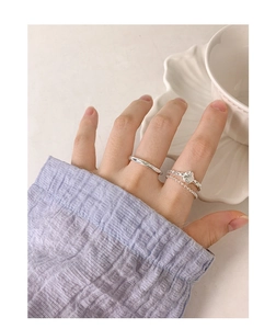 Gros plan des bagues Mobius en argent sterling S925 avec finition texturée et superposée