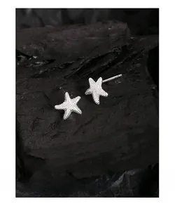 Macro di orecchini a lobo a forma di stella marina in argento S925 satinato