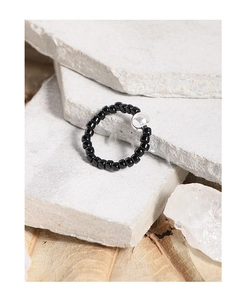 Dettaglio anello di perle in onice nera con perla in argento S925 su pietre di ardesia
