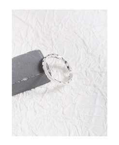 Gros plan de la bague Mobius étoile en argent S925 montrant la texture du métal