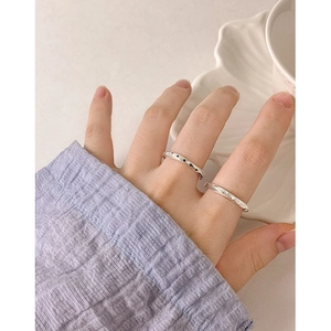 Ensemble de bagues Mobius en argent S925 porté sur la main avec manche lilas élégante
