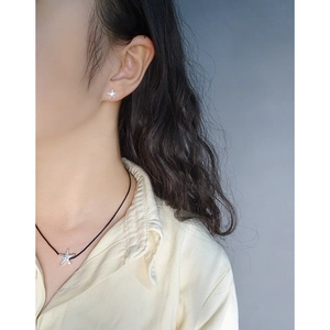 Set orecchini e collana a stella marina in argento S925 su modella femminile