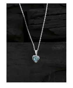 Vue macro d'un collier en argent S925 avec pendentif coeur en pierre bleue