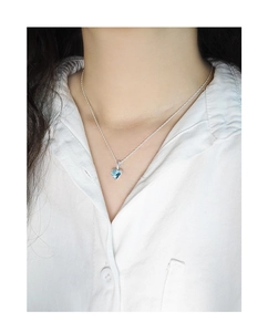 Aperçu porté du collier en argent S925 avec pendentif cœur en pierre bleue sur le cou
