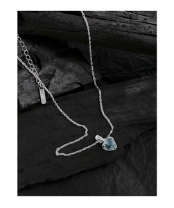Vue macro du poinçon S925 sur le collier en argent avec pendentif cœur bleu ciel