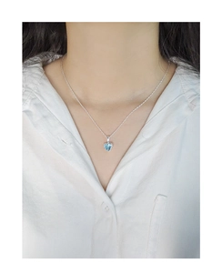 Détail du collier en argent S925 avec un pendentif en pierre précieuse bleu clair en cœur