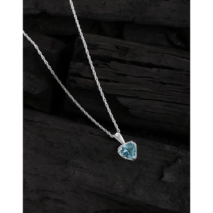 Collier en argent S925 avec une pierre précieuse bleue en forme de cœur sur fond noir